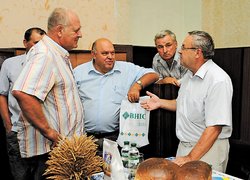 Під час конференції доктор сільськогосподарських наук професор Уманського університету садівництва Григорій Господаренко (крайній праворуч) дискутував про новий сорт пшениці з практиками — фермером Михайлом Ткаличем, директором сільськогосподарського ТОВ «Перемога» Григорієм Зінченком та фермером Василем Білецьким. Фото Олега ГАНІНА