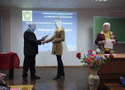 Нагородження (вручення грамоти і подарунка) за ІІ –е місце Сенцової Кароліни