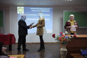 Нагородження (вручення грамоти і подарунка) за ІІ –е місце Сенцової Кароліни