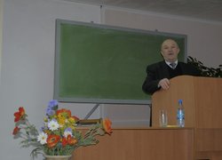 Учасників семінару  вітає  завідувач кафедри, доктор економічних наук, професор Уланчук В.С.