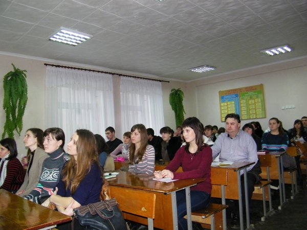 Учасники  науково-практичного семінару зацікавлено слухають доповідачів