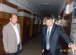 Проректор з наукової та інноваційної діяльності, доктор с.-г. наук, професор Віктор Карпенко знайомить Штефана Шенга з науковими розробками кафедри