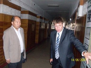 Проректор з наукової та інноваційної діяльності, доктор с.-г. наук, професор Віктор Карпенко знайомить Штефана Шенга з науковими розробками кафедри