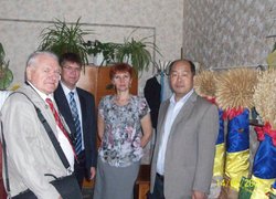 Світлина на згадку під час демонстрації снопових зразків сільськогосподарських культур, вирощених за технологіями, розробленими співробітниками кафедри біології