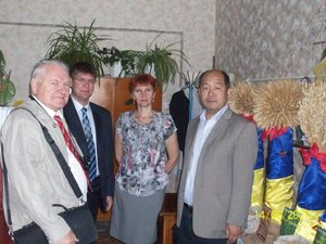 Світлина на згадку під час демонстрації снопових зразків сільськогосподарських культур, вирощених за технологіями, розробленими співробітниками кафедри біології