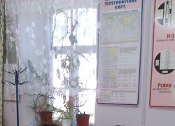 Студенти  Вадим Мельник та Володимир Скоровський вивчають будову приладу Н-10КЛ