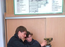 Владислав Кизима разом із Світланою Панасенко приводять нівелір Н-3 у робоче положення