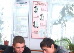 Раритетний нівелір НГ також викликає зацікавлення (Олександр Рекало та Юрій Непорожній)