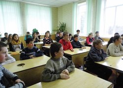 Школярі ЗОШ № 1 разом з представниками кафедри маркетингу УНУС приєдналися до загальноміської акції «Поділися теплом із солдатом»