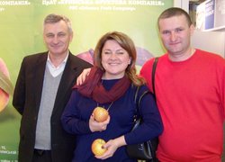 Серед фахівців українського садівництва (зліва-направо): Олександр Мельник з УНУС, Тетяна Гетьман з АПК-Інформ та директор Кримської фруктової компанії Анатолій Січкар