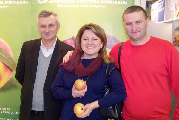 Серед фахівців українського садівництва (зліва-направо): Олександр Мельник з УНУС, Тетяна Гетьман з АПК-Інформ та директор Кримської фруктової компанії Анатолій Січкар