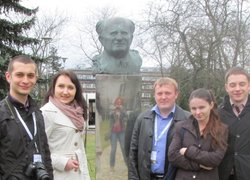 Фото на згадку біля монументу професору Штефану Пеньонжку