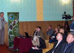Професор Олександр Мельник доповідає особливості догляду за садом