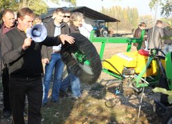 Про обприскувач для ультраекономного внесення гербіцидів у пристовбурну смугу саду доповідає представник "Української овочевої компанії"