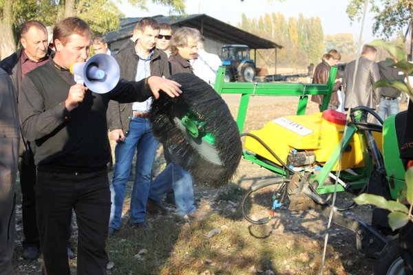Про обприскувач для ультраекономного внесення гербіцидів у пристовбурну смугу саду доповідає представник "Української овочевої компанії"