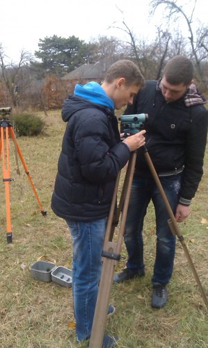 Перед початком вимірювань прилад необхідно привести у робоче положення