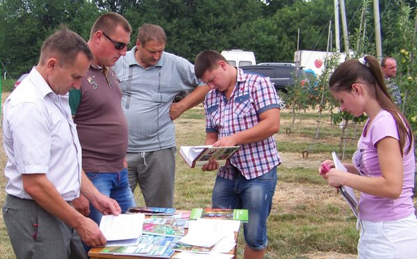 Ольга Дрозд презентує садівничу літературу і журнал «Новини садівництва»