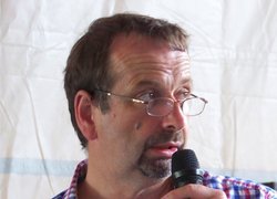 Виступає директор  англійської фірми «Fine Agrocemicals» Джуліан Вард