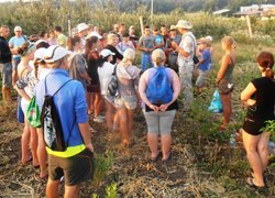 Студенти 21-П, 22-П і 21-Зр під час інструктажу на плодовому розсаднику