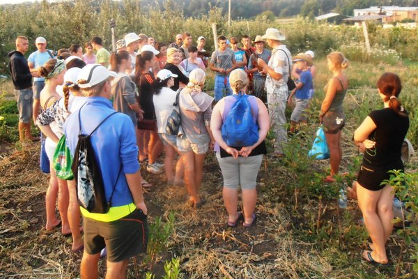 Студенти 21-П, 22-П і 21-Зр під час інструктажу на плодовому розсаднику