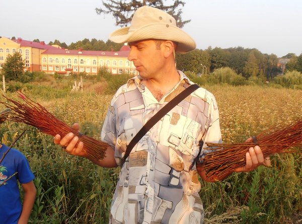 Про правила поводження з живцями сорту інформує ст. викладач Роман Буцик