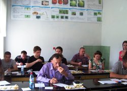 Оцінюється аромат, твердість, хрусткість, соковитість, маслянистість, солодкість (кислість) плодів