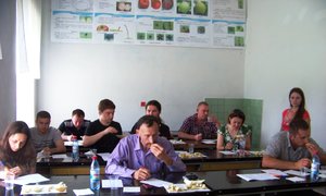 Оцінюється аромат, твердість, хрусткість, соковитість, маслянистість, солодкість (кислість) плодів
