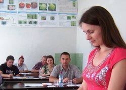Ольга Дрозд ділить плоди на часточки спеціальним пристроєм