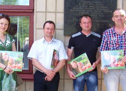 В знак подяки -  садівничі настінні календарі (зліва-направо) - Юлія Жмуденко, Віталій Манзій, Сергій Чепкий, Петро Головатий