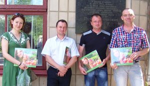 В знак подяки -  садівничі настінні календарі (зліва-направо) - Юлія Жмуденко, Віталій Манзій, Сергій Чепкий, Петро Головатий