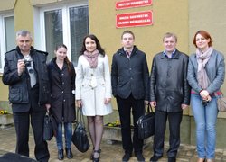 Учасники поїздки перед експериментальним холодильником польського Інституту плодоовочівництва