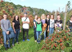 Разом з докторами Марією Лічнар-Маланчук і  Мартою Чапліцькою та магістрантами в дослідному саду станції сортовипробування