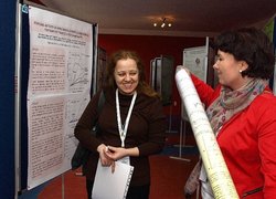 Член Оргкомітету конференції Анна Скорупінська за оглядом стендової доповіді науковців УНУС