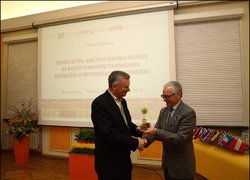 Директор польського Інституту плодоовочівництва професор Францішек Адаміцкі вручає професору Олександру Мельнику пам’ятну статуетку за кращу стендову доповідь науковців УНУС