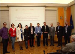 Пам’ятне фото науковців УНУС – авторів кращої стендової доповіді – з керівництвом Оргкомітету конференції (зліва-направо): аспірант Л.Вихватнюк, викладач Ю.Жмуденко, аспірант Л.Худік, викладач О.Дрозд, аспірант Л.Ременюк, викладач В.Пиркало, професор О.Мельник, директор польського Інституту плодоовочівництва професор Ф.Адаміцкі, доктори А.Занелло (Італія) та К.Рутковський (Польща)
