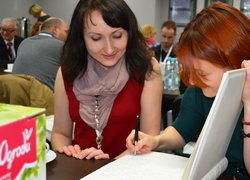 Юлія Жмуденко і Людмила Худік заповнюють книгу почесних відвідувачів