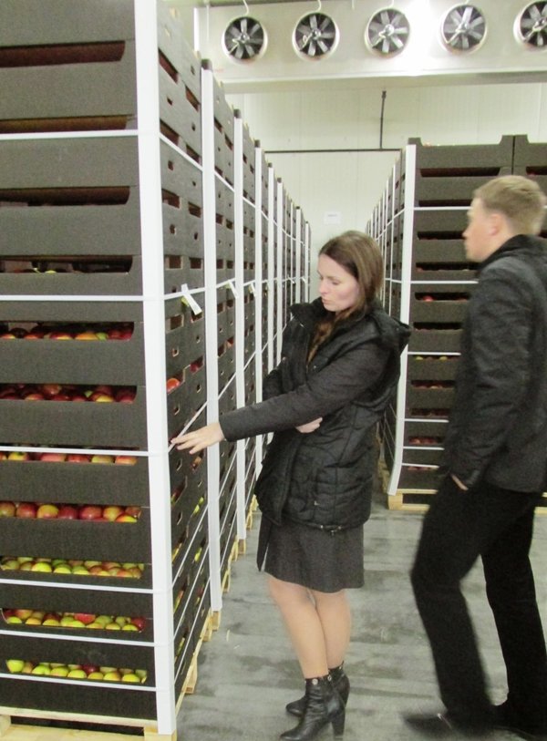 Готову до реалізації продукцію оглядають Ольга Дрозд і Леонід Ременюк