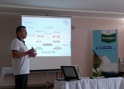 Менеджер Степан Логойда презентує систему захисту насаджень яблуні  від компанії Байєр