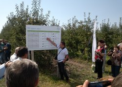 Демонстрація системи захисту яблуневого саду  від хвороб і шкідників препаратами компанії "Байєр"