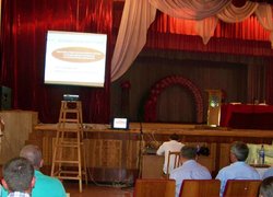 Професор Олександр Мельник доповідає особливості догляду за садом