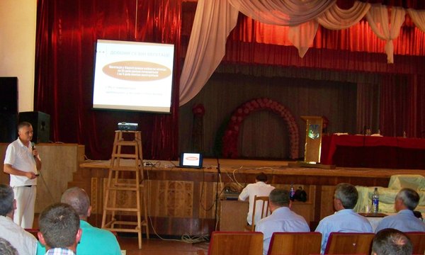 Професор Олександр Мельник доповідає особливості догляду за садом