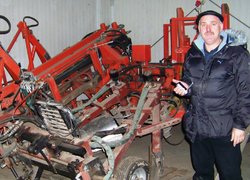 Головний агроном ПрАТ «Богданівський плодорозсадник» Валерій Курило коло сучасної розсадницької техніки в фірмі «АРНО»