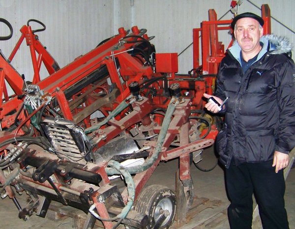 Головний агроном ПрАТ «Богданівський плодорозсадник» Валерій Курило коло сучасної розсадницької техніки в фірмі «АРНО»