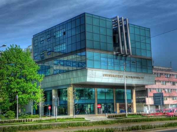 Модерний головний корпус природничо-технологічного факультету