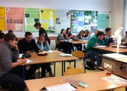 На практичному занятті з помології (на задньому плані – стендові наукові доповіді студентів і співробітників кафедри)