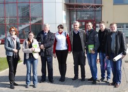 Перед корпусом факультету плодоовочівництва і ландшафтної архітектури нас зустрів завідувач кафедри садівництва професор Казимір Томала (третій зліва)