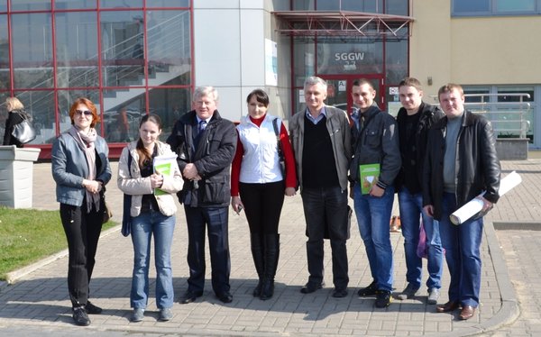 Перед корпусом факультету плодоовочівництва і ландшафтної архітектури нас зустрів завідувач кафедри садівництва професор Казимір Томала (третій зліва)