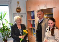 Квіти старшому лаборанту (секретарю) кафедри пані Дзюбан вручила Ольга Дрозд (крайня справа), яка два роки тому пройшла тут короткочасне наукове стажування