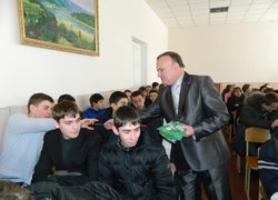 Майбутні абітурієнти активно цікавляться Уманським НУС (ознайомлення з роздатковим матеріалом проводить к.е.н., доцент Гузар Б.С.)