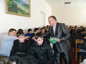 Майбутні абітурієнти активно цікавляться Уманським НУС (ознайомлення з роздатковим матеріалом проводить к.е.н., доцент Гузар Б.С.)